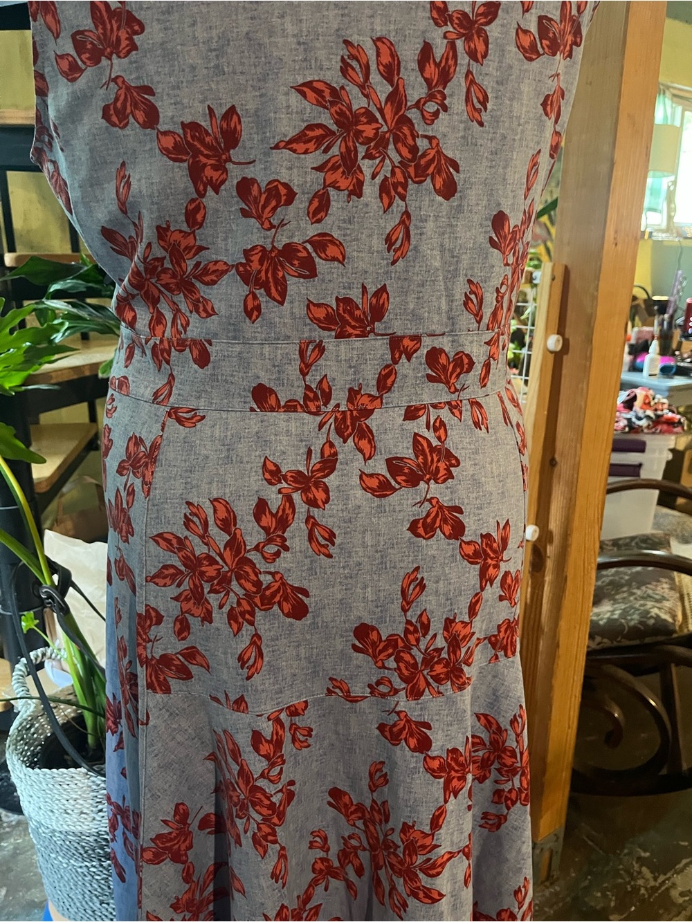 Sleeveless Blue Dress with Red Floral Print - Picture 4 of 6